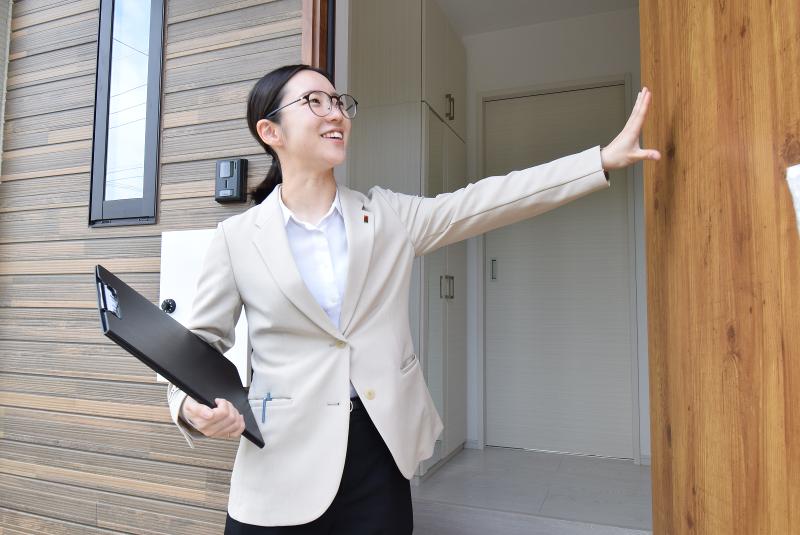 営業スタッフの接客風景